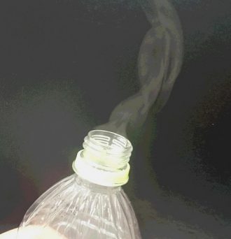 ペットボトルから雲が出ています