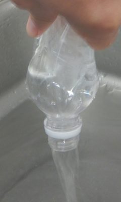 ペットボトルから早く水を出す実験 小学校受験の理英会神奈川ブログ