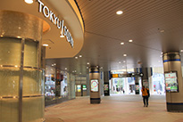 ② 『TOKYU STORE』出入り口を左手に見ながら外へ進みます。