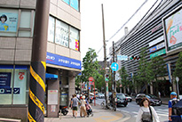 ③ 外に出てから左に進み、『みずほ銀行』の方へ横断歩道を渡ります。