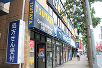 ⑤ 1F薬局『Tomod's』、2F『TSUTAYA』の建物を通過したすぐ先の