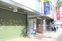 ⑥ 『EQUINIA』と書かれた建物の３Fがどんちゃか理英会です。