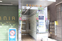 ⑦ 正面から見た『EQUINIA』の入り口です。大きな看板などがなく、少し分かりづらいのでご注意ください。
