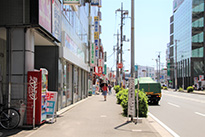 ⑤ 歩道を左へ進みます。