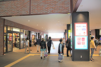 ① 改札を出て、右に進みます。