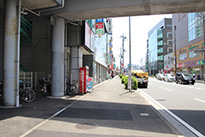 ⑥ そのまま真っ直ぐ進み、歩道に出ます。
