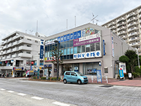 ③ 『横浜銀行』『カーブス』が入った建物がすぐに見えます。こちらが目的地です。