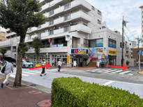 ④ 薬の『CREATE』を目印に横断歩道を渡ります。
