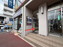 ⑥ 入口から階段を上り2階が理英会『市が尾教室｜慶應・難関小学校受験専門塾』です。エレベーターはございません。現在看板が施工前のためございませんが『国大Qゼミ』と隣接しておりますので目印にしてください。