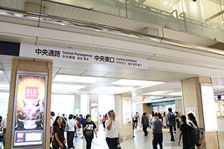 ① JR川崎駅 中央東口から外へ出たら、右へ進んでください。