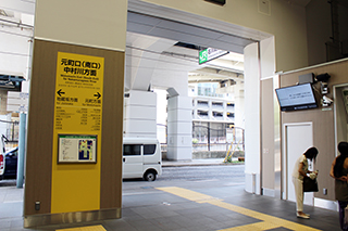 ① 石川町駅の元町口(南口)から外へ出ます。