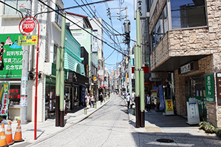 ③ まっすぐ進むと商店街があります。そのまま進みます。
