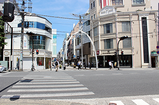 ⑤ 大きな交差点に出たらそのまままっすぐ信号を渡り、元町ショッピングストリートに入ります。