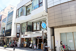⑥ 元町商店街、横浜銀行の斜め前ポーラ横浜元町ビルの2F・3Fがどんちゃか理英会元町校です。
