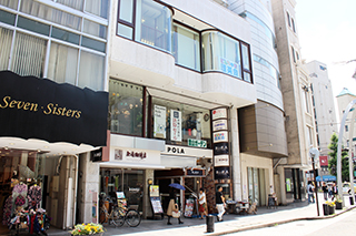 ⑥ 元町商店街、横浜銀行の斜め前ポーラ横浜元町ビルの2F・3Fがどんちゃか理英会元町校です。