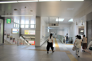 ② 階段・エスカレーターなどで降ります。