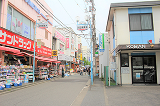 ④ 『サンドラッグ』と交番の間の道へ進みます。