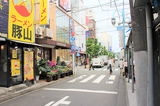 ⑤ 少し進み、左手の角にある花屋『YAGISHITA KAEN』を左へ曲がります。