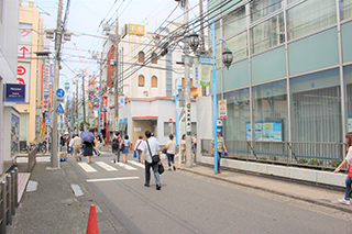 ⑦ 左手に『みずほ銀行』、右手に『横浜銀行』がある交差点を右に曲がります。