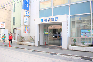 ⑨ 右手にある『横浜銀行』の入口から建物に入ります。