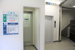 ⑩ エレベーターでお上がりください。4Fがどんちゃか理英会大船校です。