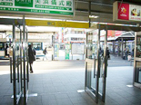 ①ＪＲ稲毛駅改札を出て左側の東口ロータリーに出ます。
