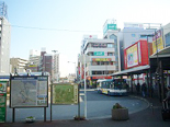 ②ロータリーに出てすぐ右に、線路沿いに直進します。