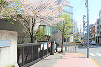 ⑤ 加計塚小学校の前を通過します。