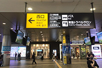 ① 東急田園都市線・大井町線「二子玉川駅」改札を出て左手（西口）に進みます。