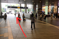 ② まっすぐ進むと高島屋がある大通り（玉川通り）に出ます。