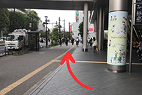 ③ 大通り（玉川通り）に出たら右に曲がります。