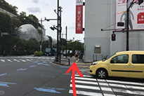 ④ 三菱UFJ銀行の4つ角の交差点があり、その交差点をまっすぐ進みます。