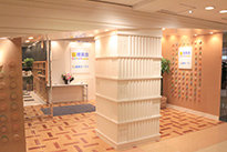 ③ エレベーターおりて正面が「どんちゃか・理英会　新宿校」です。